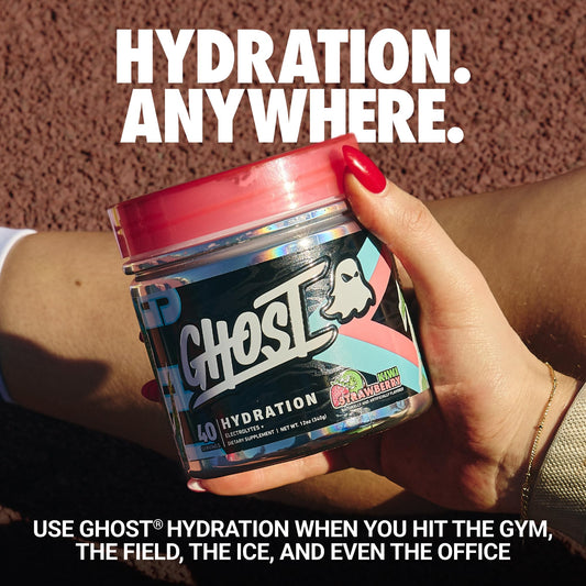 Cucharada del polvo GHOST Hydration que muestra textura fina y mezcla fácil