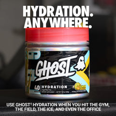 Polvo amarillo pálido de GHOST Hydration en primer plano que muestra textura fina y mezcla fácil