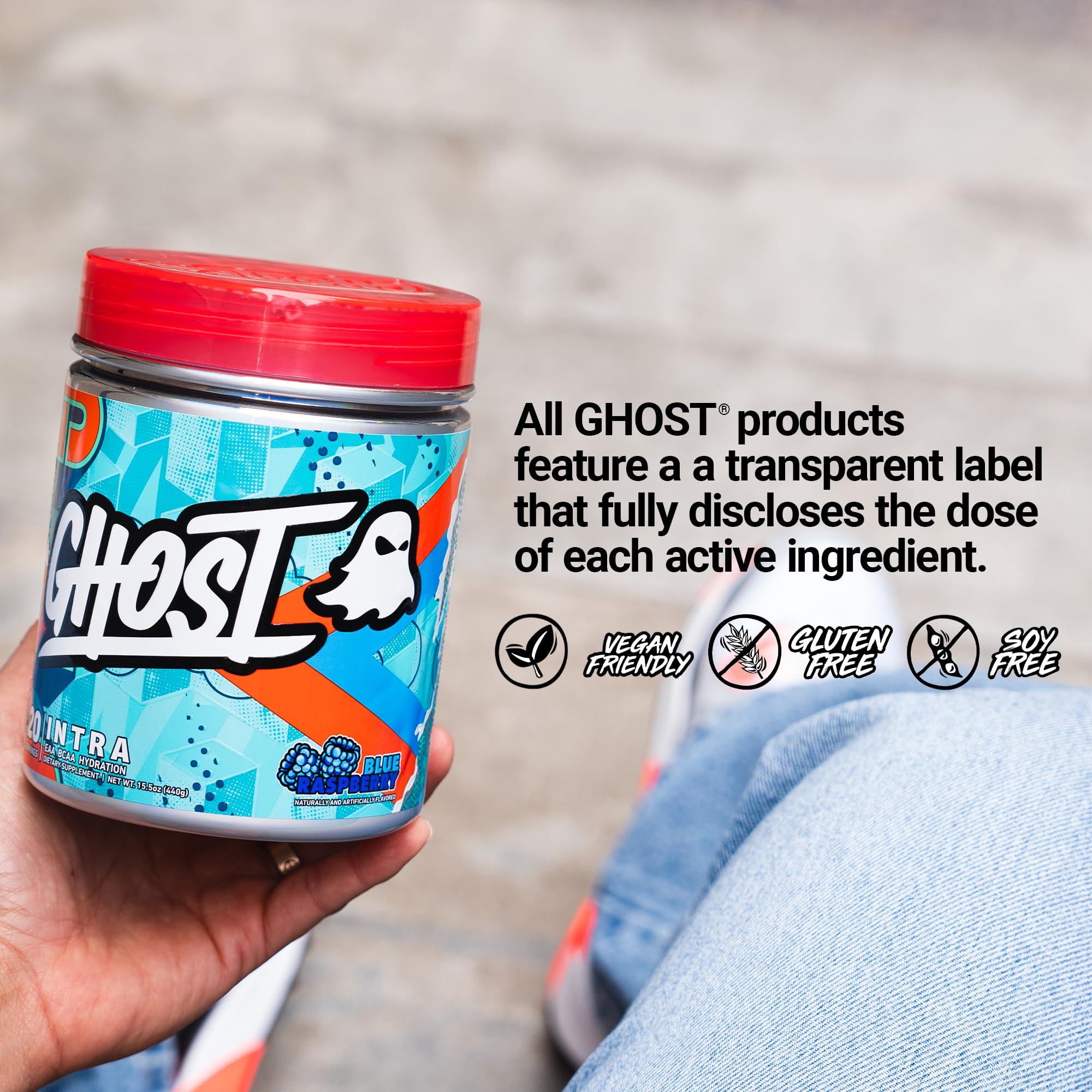 Comparación de tamaño del bote GHOST Intra en mano para ver porciones y practicidad
