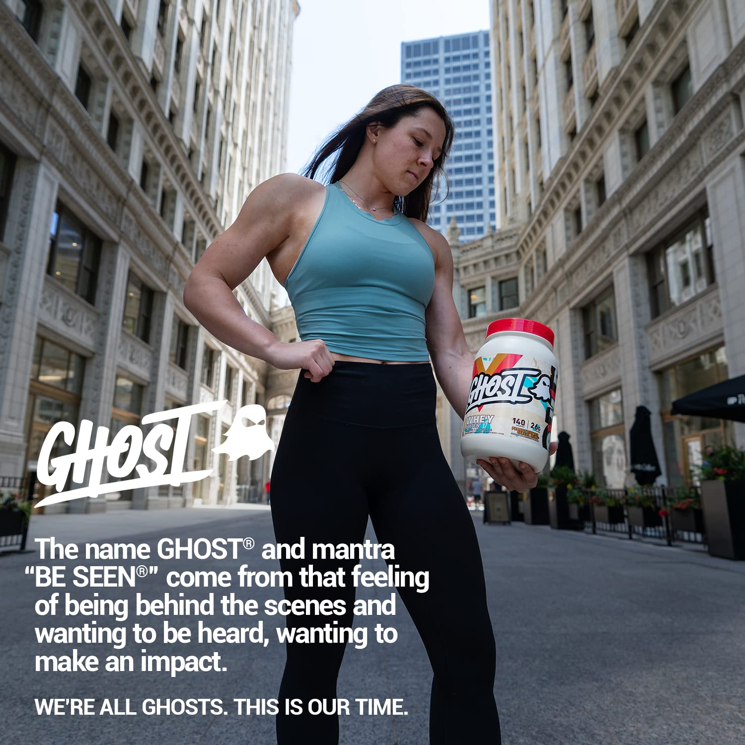 GHOST bote junto a botellas y toalla en gimnasio mostrando estilo de vida activo