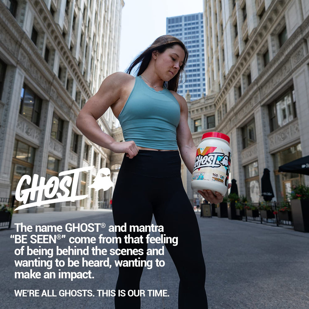 GHOST bote junto a botellas y toalla en gimnasio mostrando estilo de vida activo