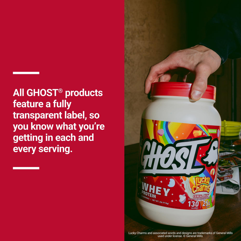 GHOST tarro 2 lb junto a una mano para comparar tamaño y porciones