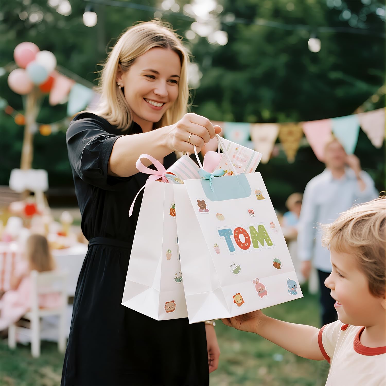 Ginkgo bolsa junto a una taza para comparar tamaño y capacidad práctico