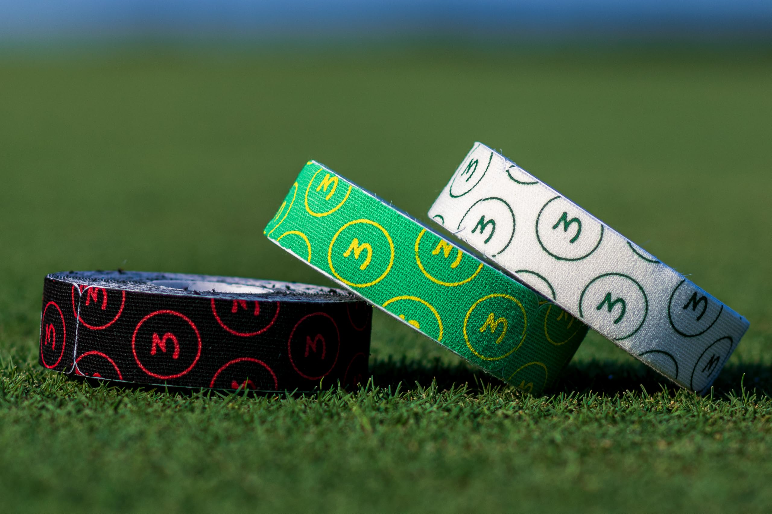 Comparación de tamaño GIR Golf Tape junto a una mano para referencia práctica