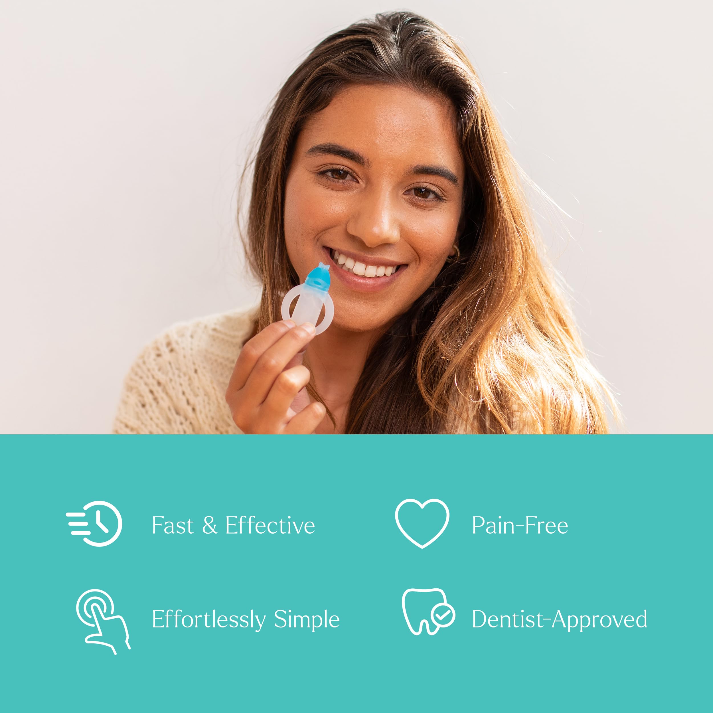 Persona aplicando Glo gel con cepillo para una limpieza dirigida y reducción de manchas