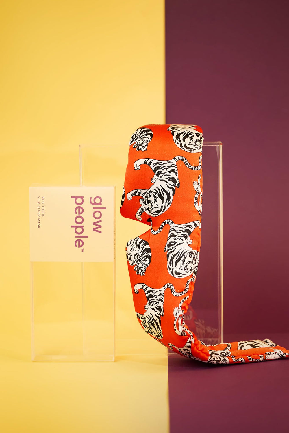 Glow People antifaz junto a objetos para comparar tamaño práctico