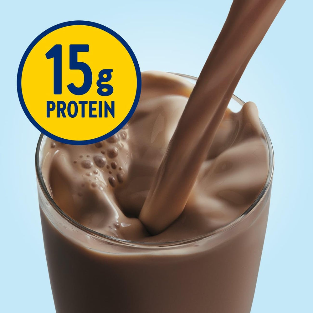 Persona tomando Glucerna como snack nutritivo y práctico