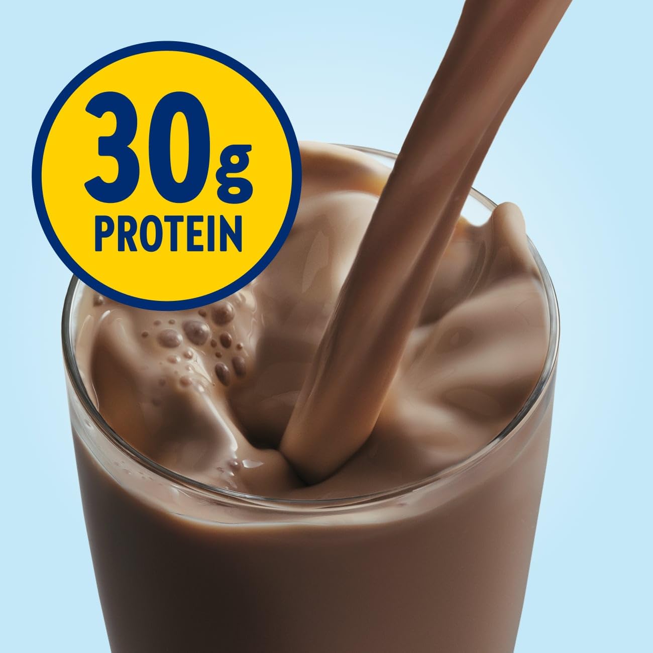 Persona vertiendo Glucerna en vaso para un snack nutritivo y estabilizador