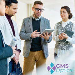 GMS Optical gafas puestas por modelo en ambiente diario, evita deslizamiento