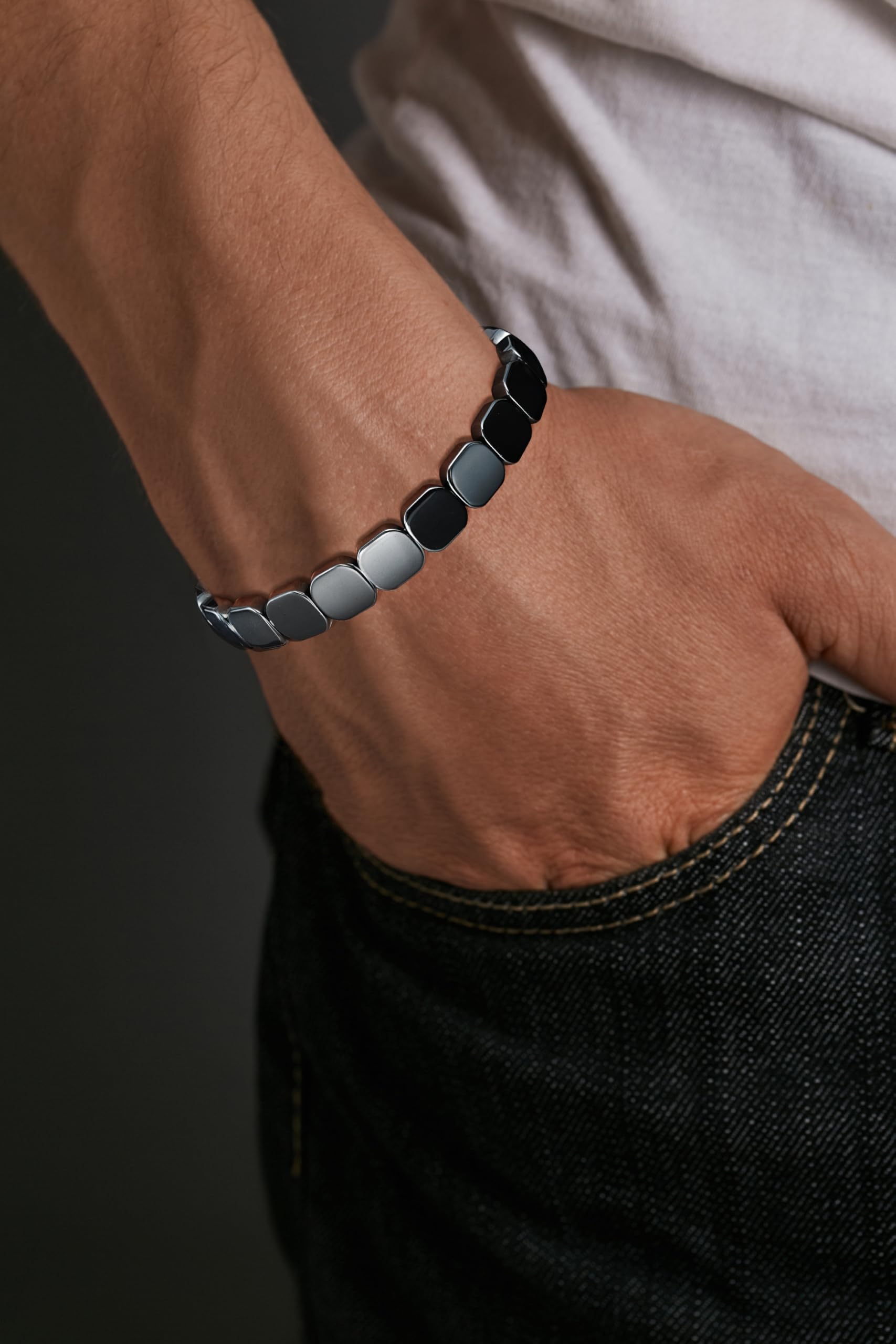 Gnamy pulsera junto a regla para comparar tamaño real