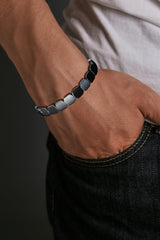 Gnamy pulsera junto a regla para comparar tamaño real