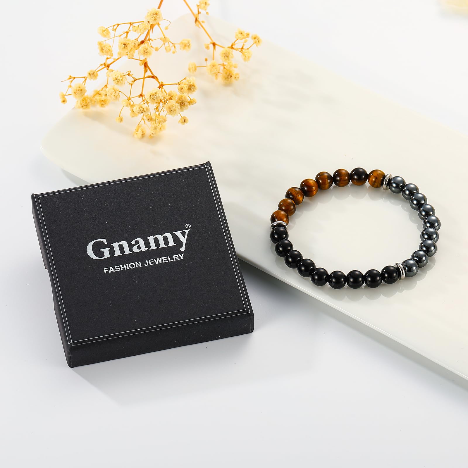 Gnamy pulsera junto a moneda para comparar tamaño y proporción real