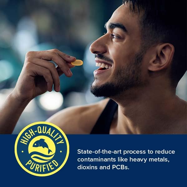 Cápsulas en mano muestran GNC Aceite de Pescado Triple Fuerza fáciles de tragar.