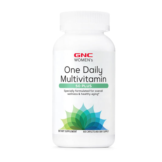 GNC frasco frontal del multivitamínico para mujer 50+ mostrando etiqueta y beneficios