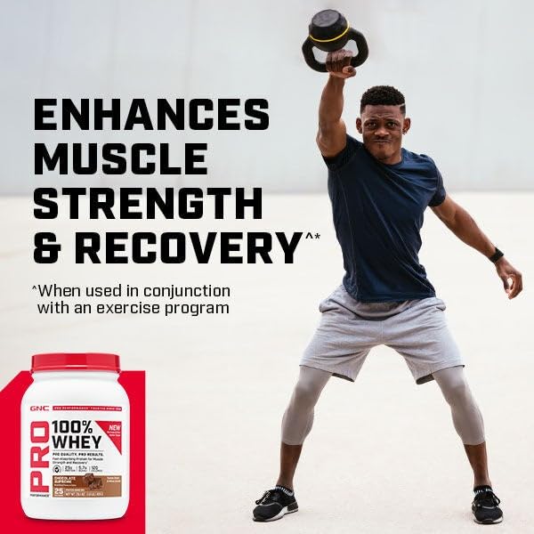 GNC deportista bebiendo proteína tras entreno para mejorar recuperación