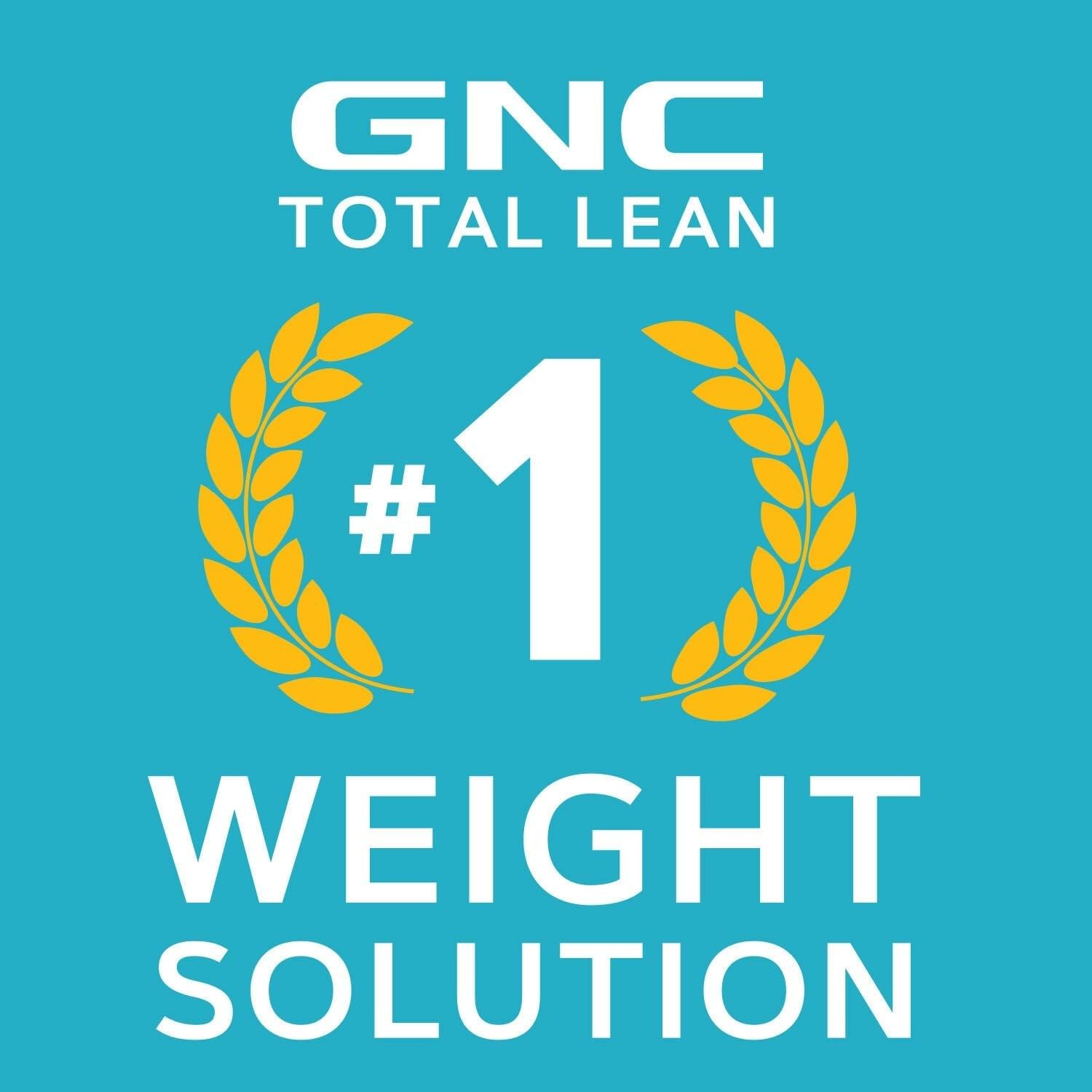 GNC Total Lean cápsula en mano indicando dosificación sencilla y uso diario