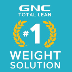 GNC Total Lean cápsula en mano indicando dosificación sencilla y uso diario