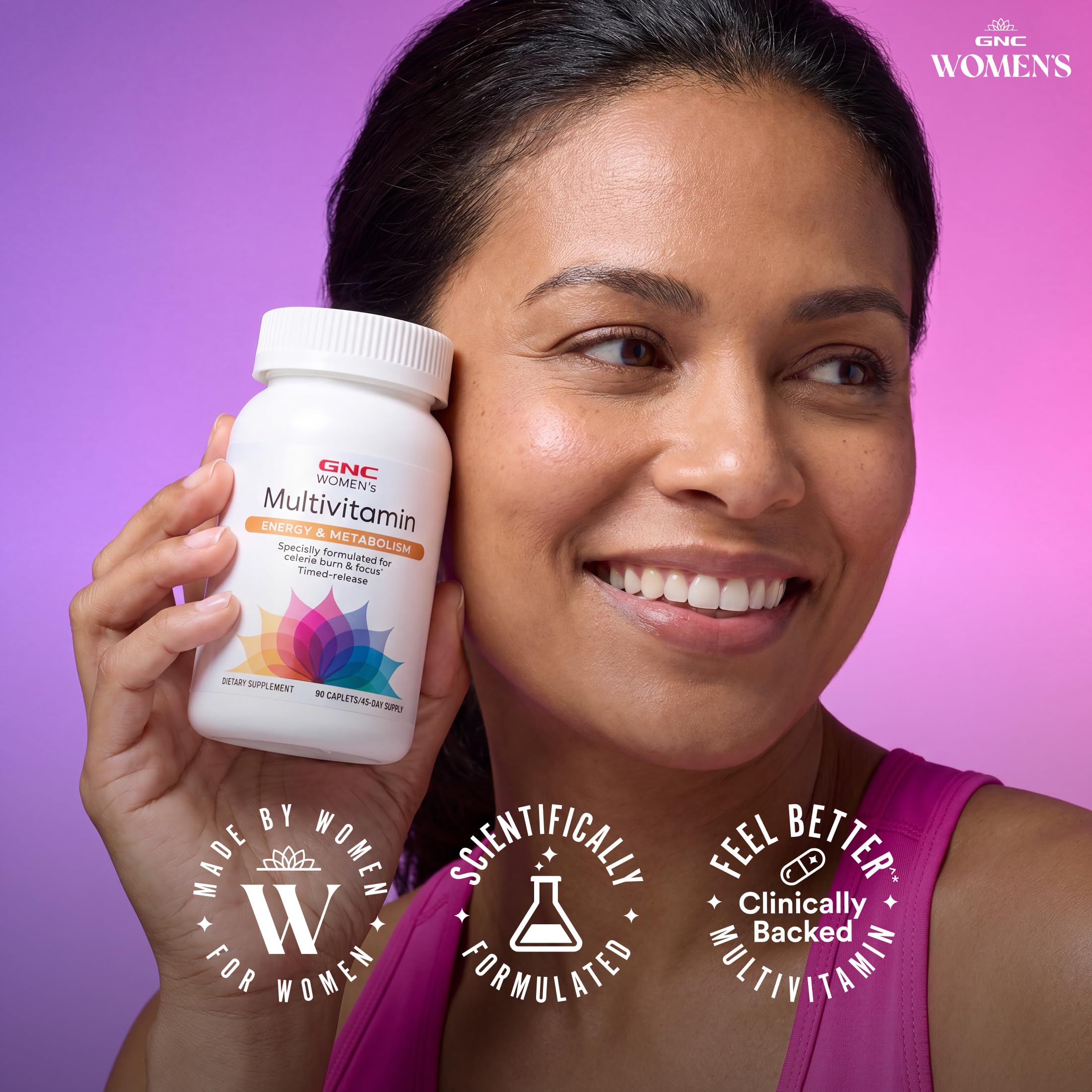 GNC mujer activa tomando suplemento para energía antes de entrenar
