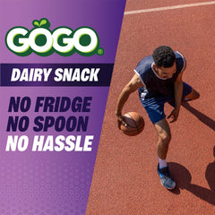 GoGo SqueeZ apretando el pouch para consumir fácilmente en movimiento