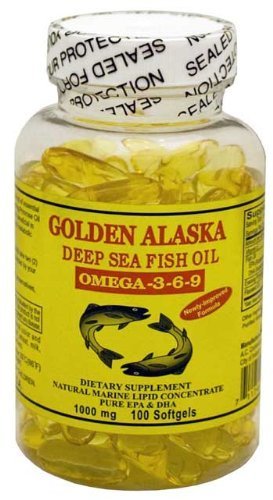 A.C. Commodity Inc Golden Alaska softgel en mano que muestra textura y fácil ingestión
