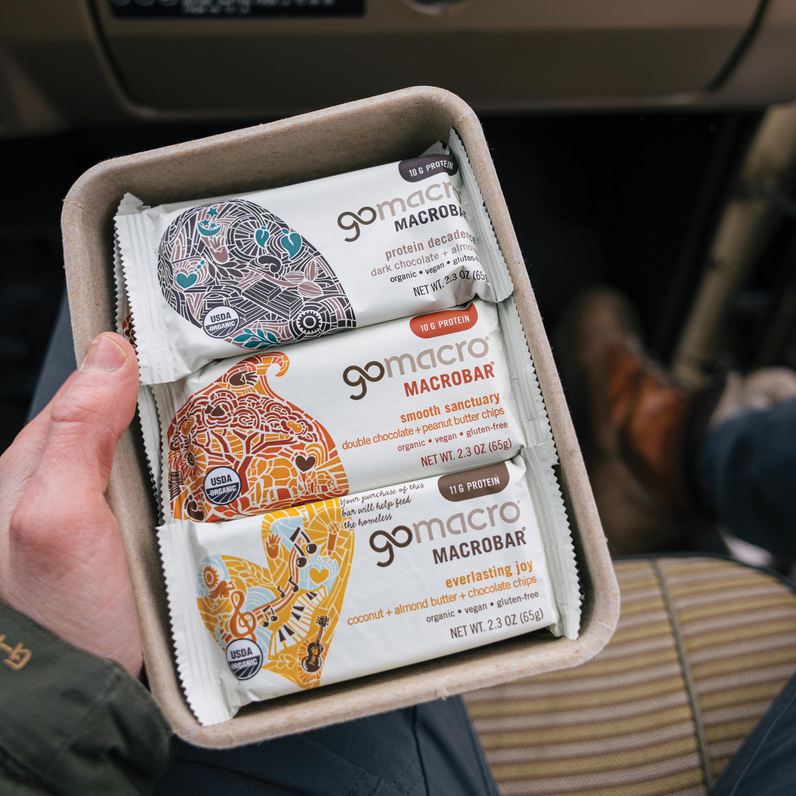 GoMacro barra en mano lista para comer ideal como snack energético rápido