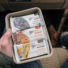 GoMacro barra en mano lista para comer ideal como snack energético rápido