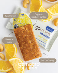 GoMacro barra en mano para comparar tamaño y practicidad de snack