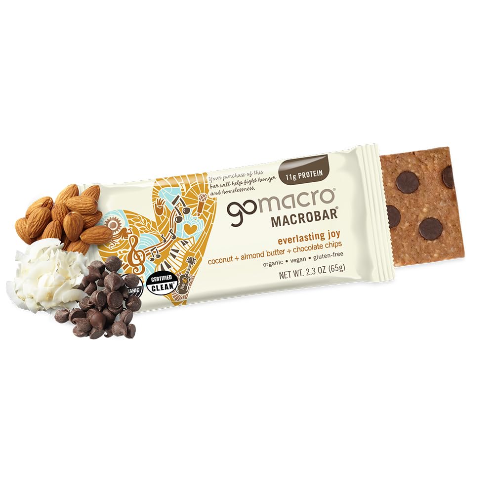 GoMacro barrita cortada mostrando interior cremoso de almendra y trozos de coco