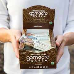 GoMacro barrita en mano lista para comer, conveniencia y sabor portable