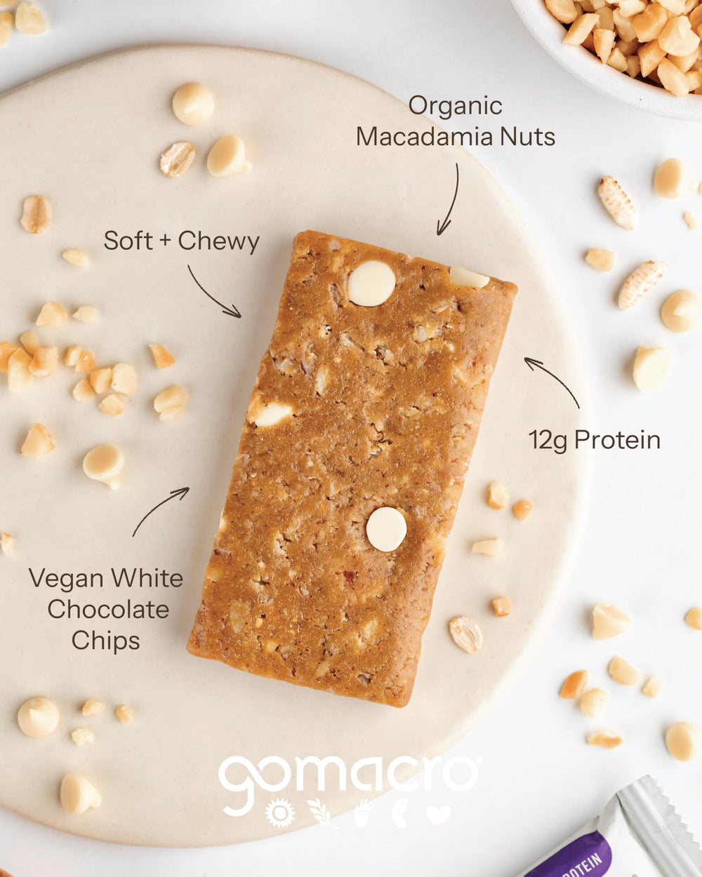 GoMacro barra en mano para comparar tamaño, ideal como snack portátil
