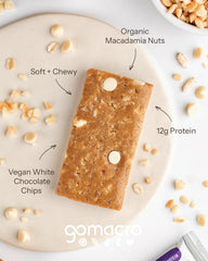 GoMacro barra en mano para comparar tamaño, ideal como snack portátil