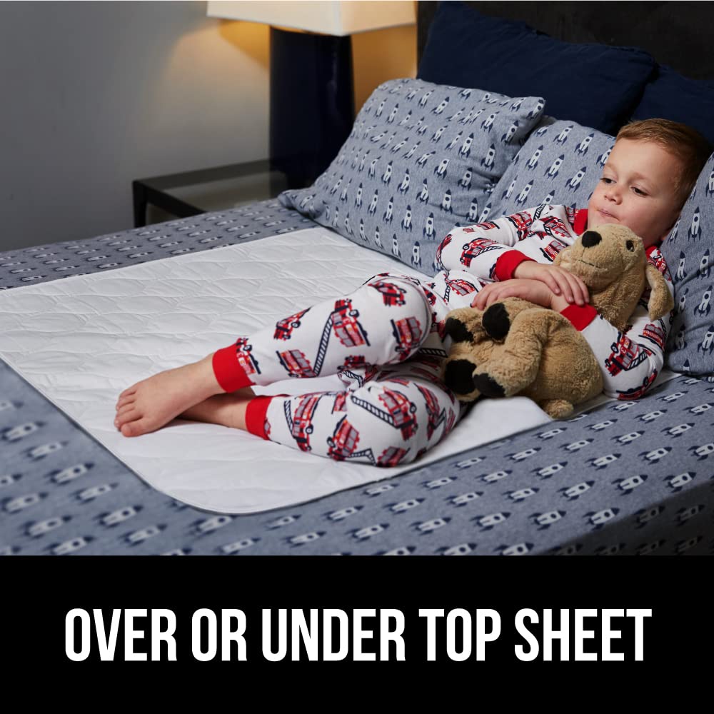 GORILLA GRIP protector en cama con mascota protegiendo el colchón