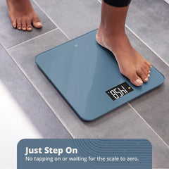 Greater Goods AccuCheck persona subiéndose para una medición fácil y sin botones