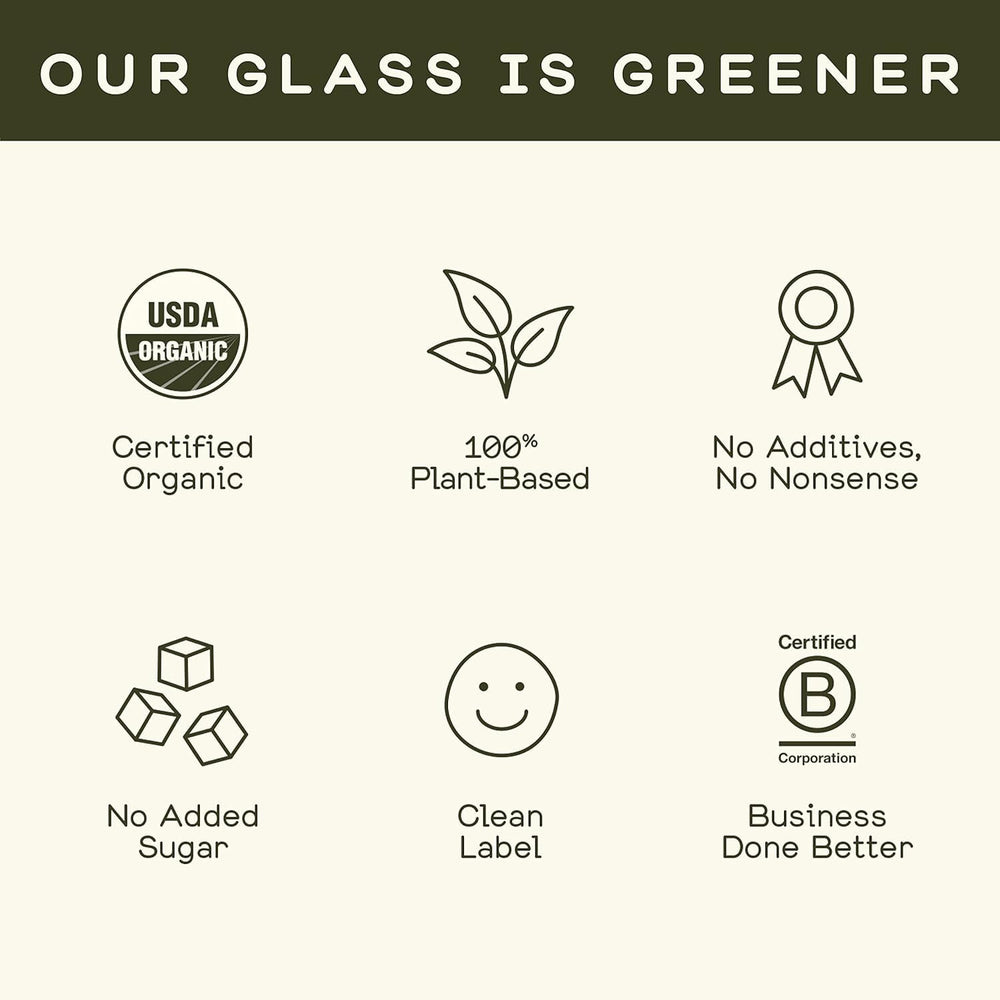 Greenhouse Juice Co. vial junto a una mano tamaño de 60 ml portabilidad