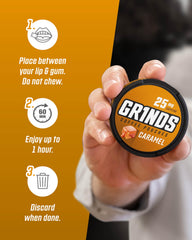 GRINDS pouch al lado de una mano para comparar tamaño y portabilidad