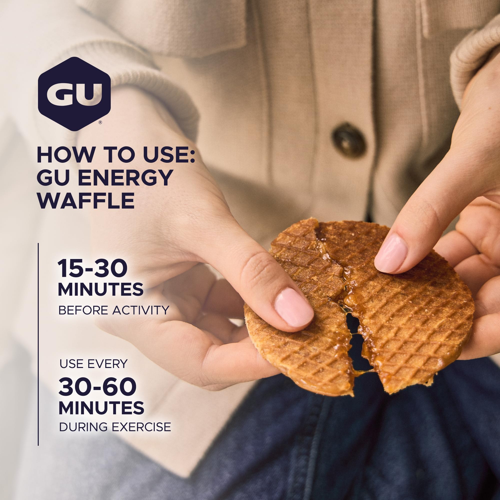 GU Energy galleta junto a mano para ver tamaño, práctico y portátil