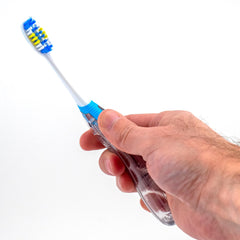 GUM cepillo plegable en uso durante viaje para higiene bucal inmediata