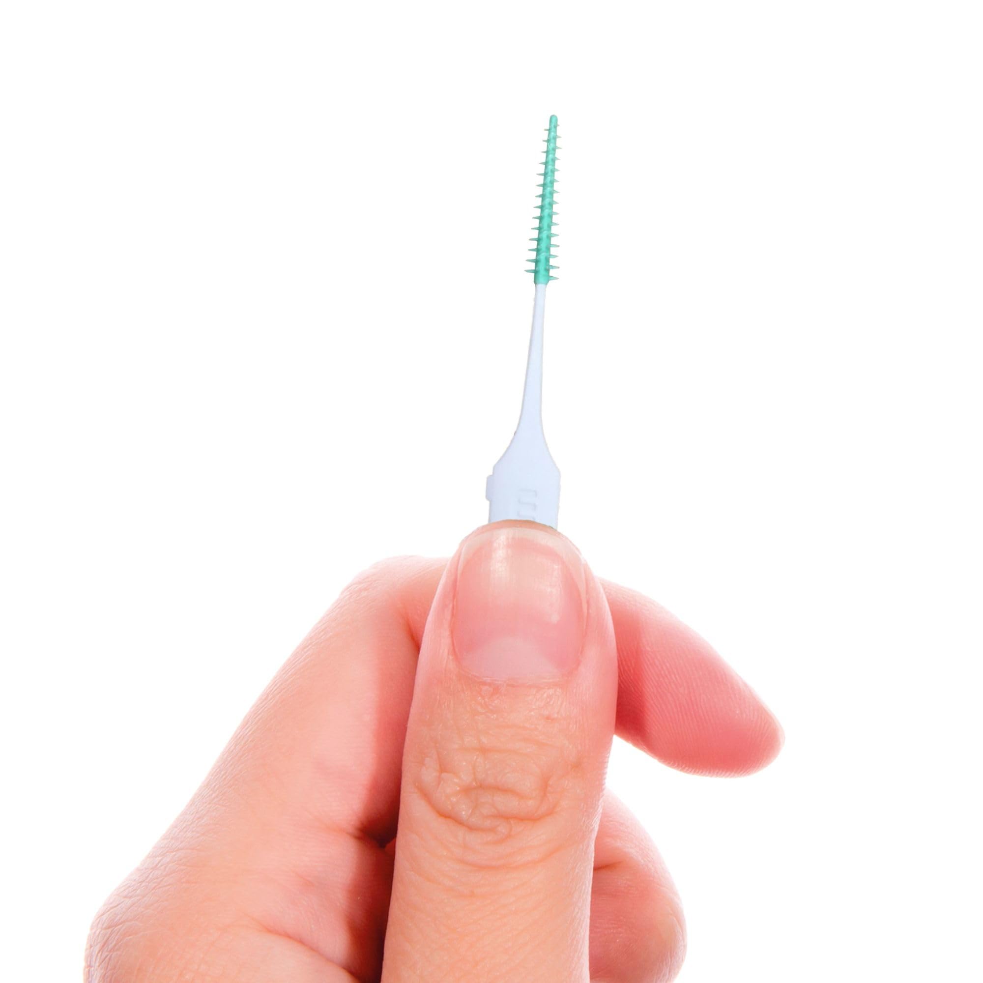 GUM cerdas junto a encía mostrando limpieza delicada y segura