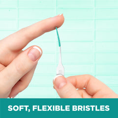 GUM pick en mano para comparar tamaño y facilidad de uso