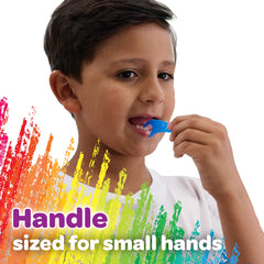 GUM floss pick en mano infantil demostrando uso seguro y controlado