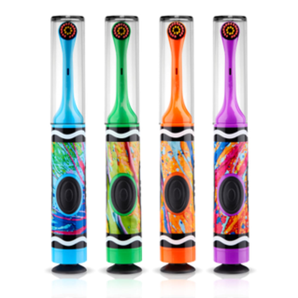 GUM Crayola niño usando el cepillo que convierte el cepillado en juego