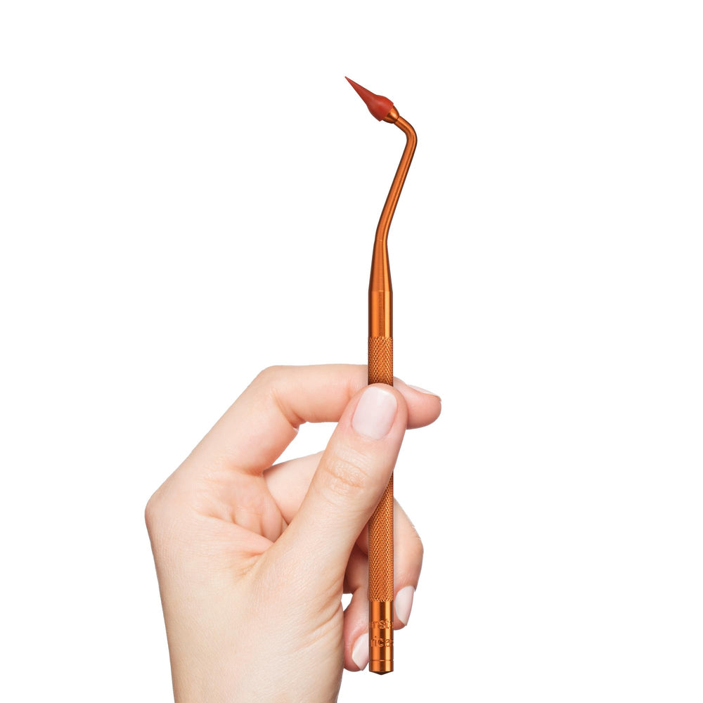 GUM estimulador en uso entre molares demostrando limpieza precisa