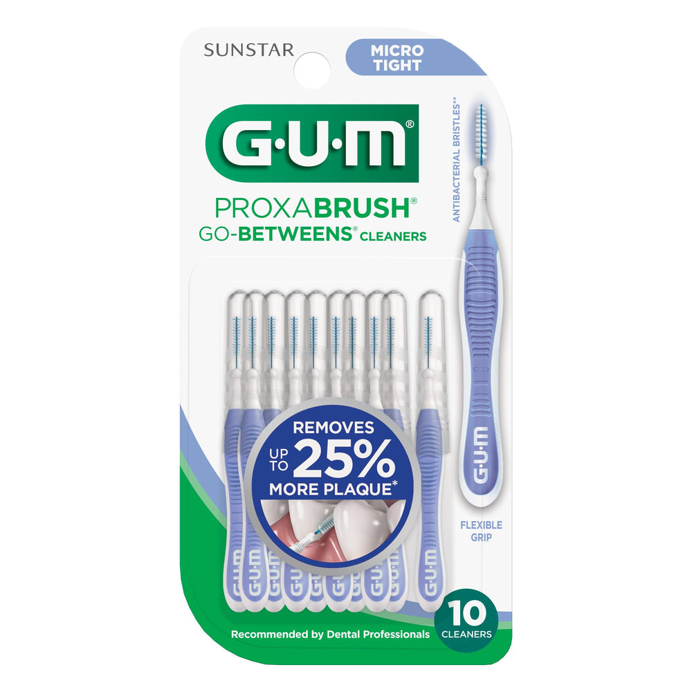 GUM Proxabrush en uso entre dientes mostrando limpieza alrededor de un bracket