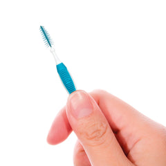 GUM Proxabrush comparación de tamaño en la mano para escala