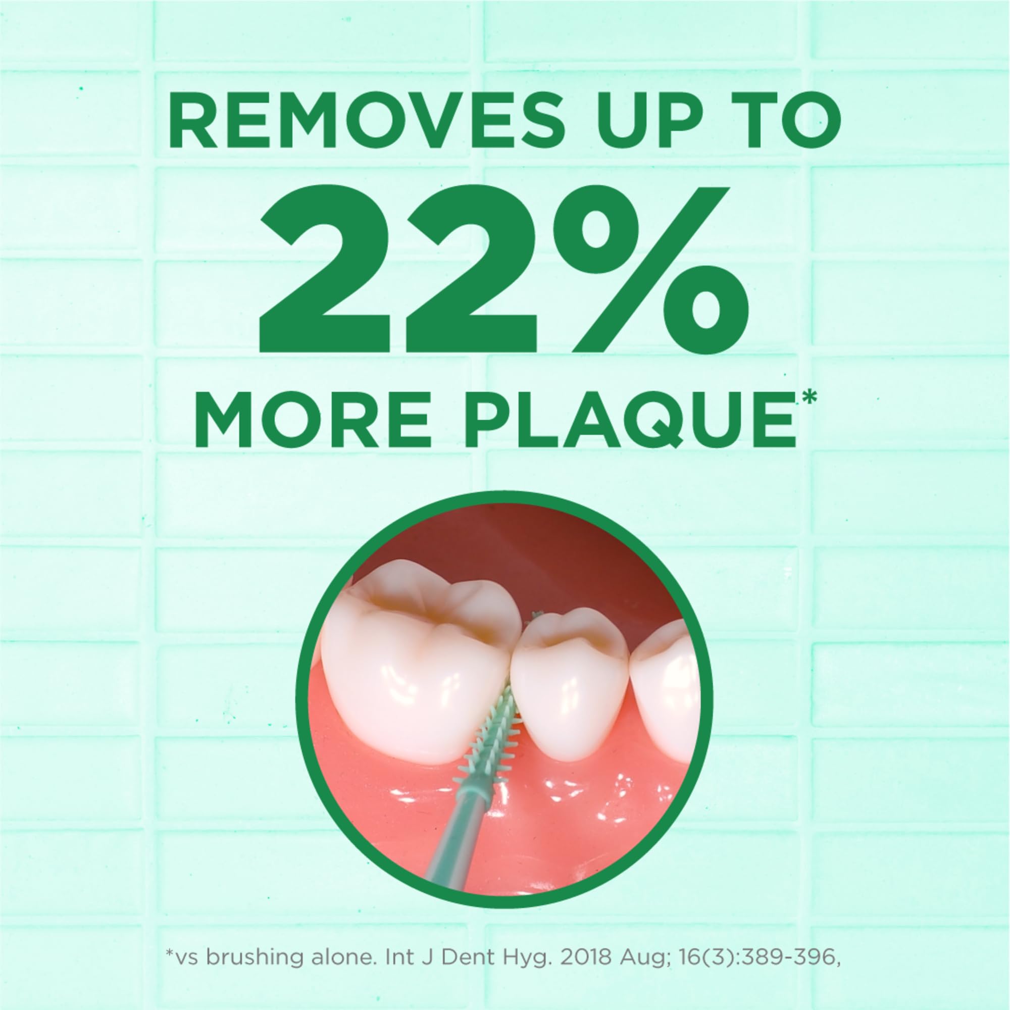 GUM primer plano de cerdas blandas que limpian suavemente entre dientes