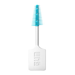 GUM pick usado entre dientes retirando restos para mejor limpieza