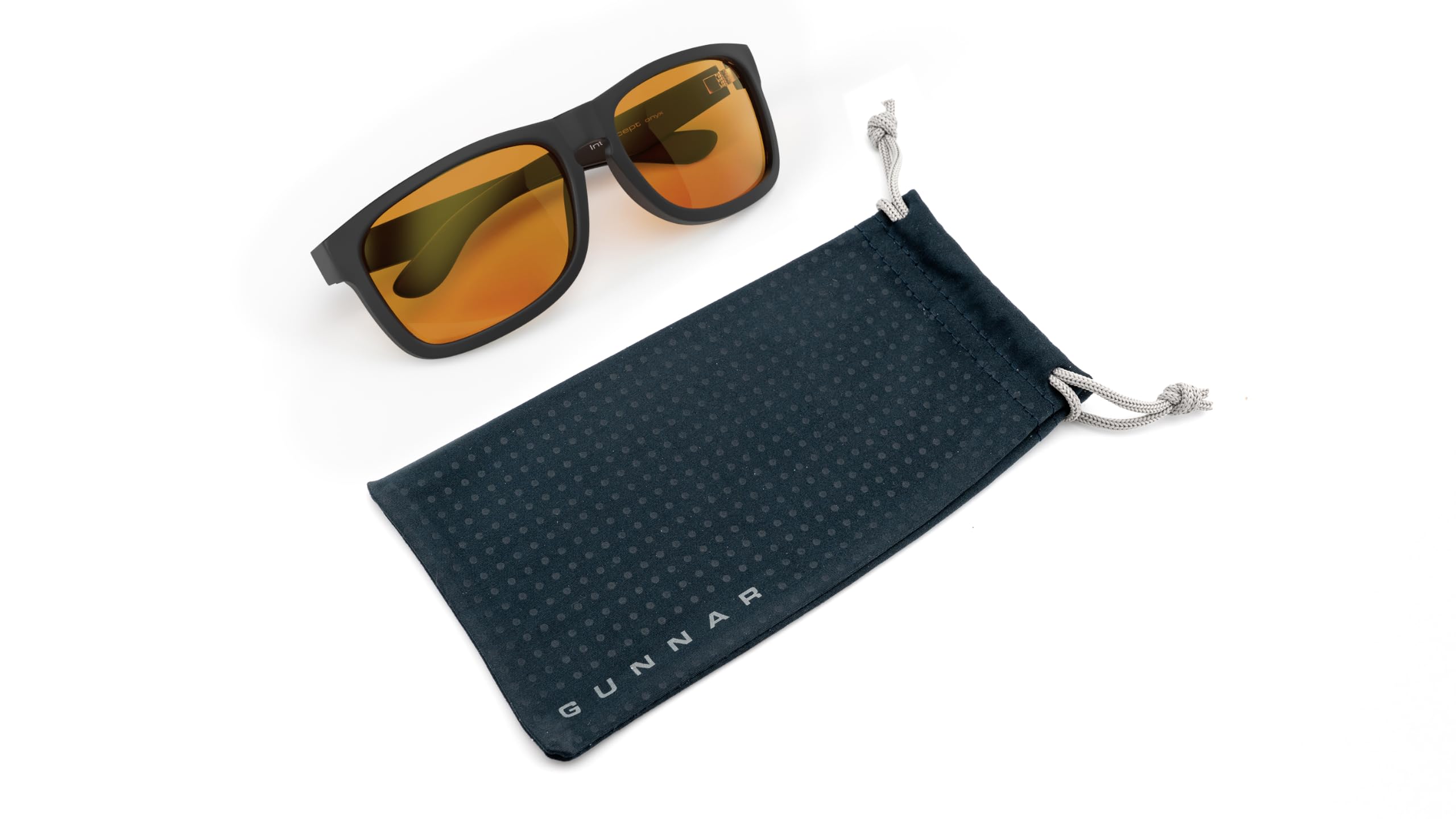 Funda y paño Gunnar incluidos para protección y limpieza fácil