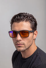 Gunnar en uso gaming con auriculares para comodidad y rendimiento