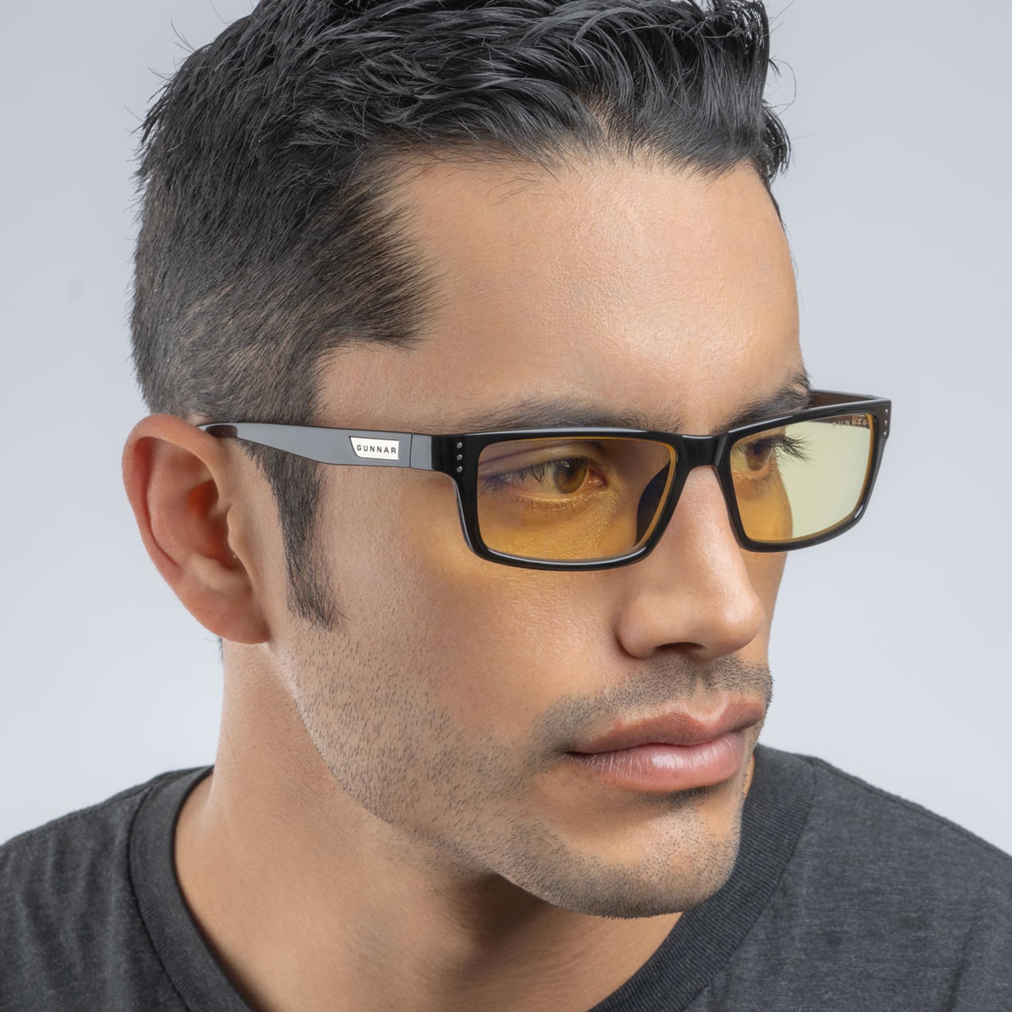GUNNAR Riot Amber con cascos demostrando compatibilidad cómoda