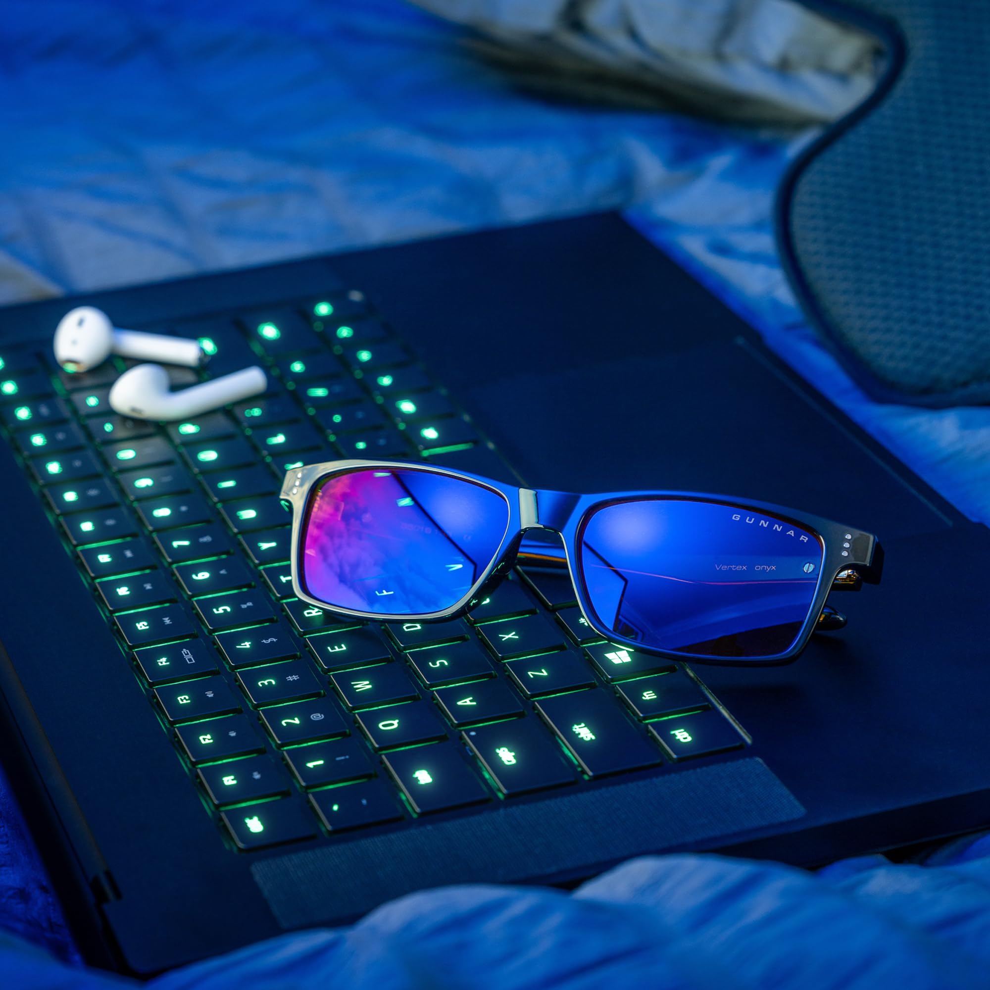 GUNNAR Riot Amber comparación de tamaño junto a regla para escala